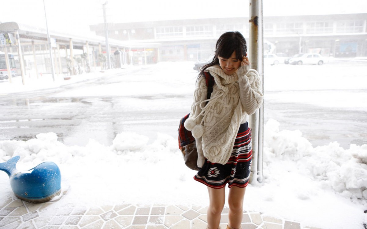 雪中少女铃木爱理清纯图片壁纸(10/12)