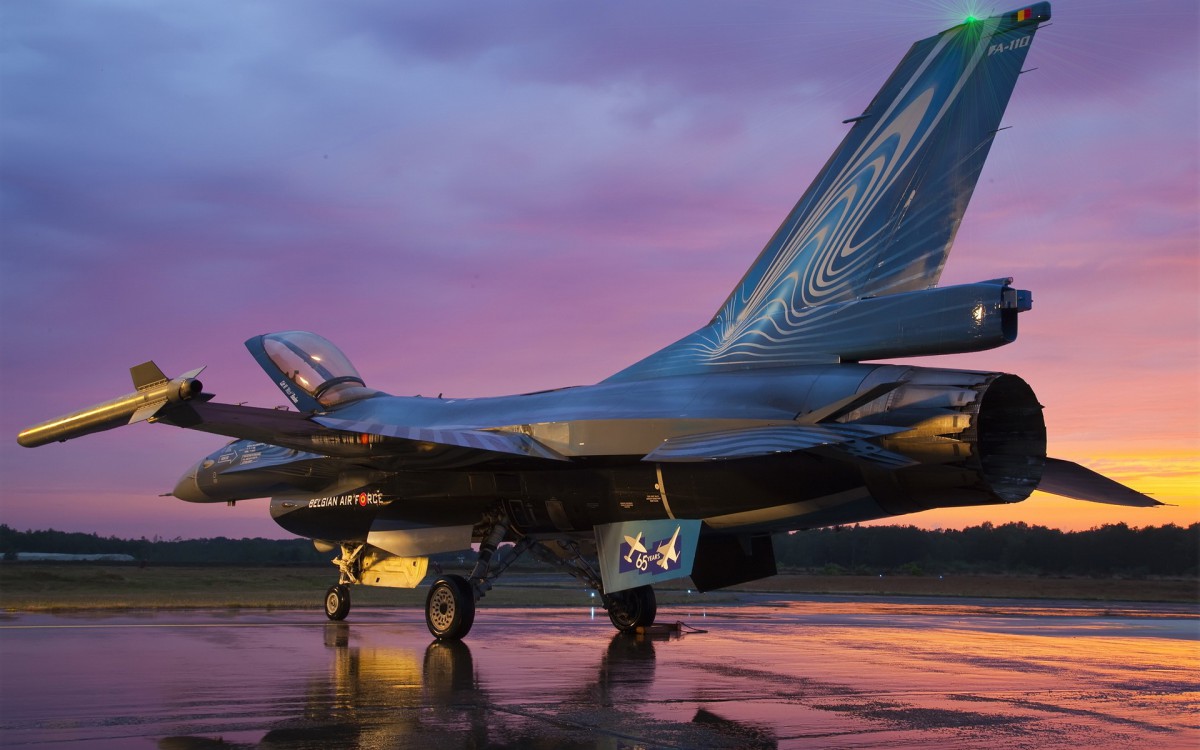 其他交通 > f-16战隼战斗机图片壁纸显示:√欣赏模式   全屏模式 壁纸