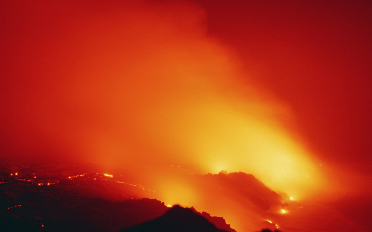 火山喷发的壮丽景观壁纸