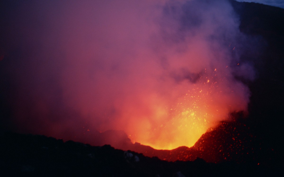 火山喷发的壮丽景观壁纸