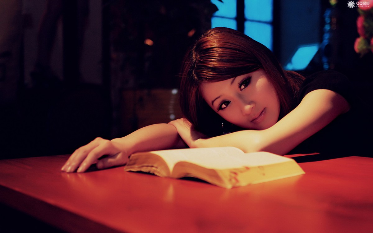 qq装扮美女桌面壁纸