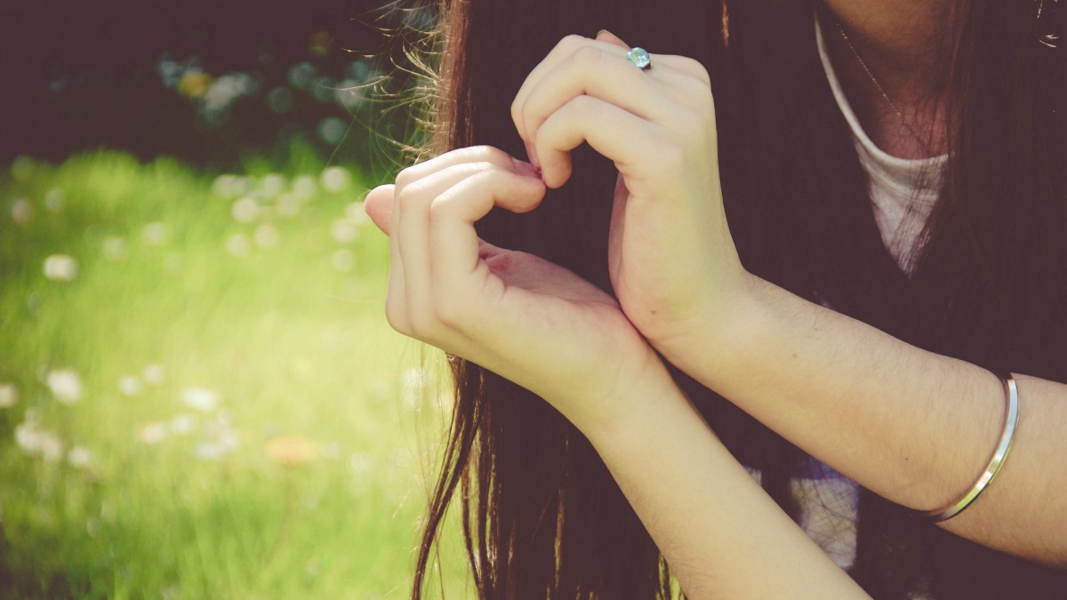 手心形爱心图片-节庆壁纸-高清节庆图片-第12图-娟娟壁纸