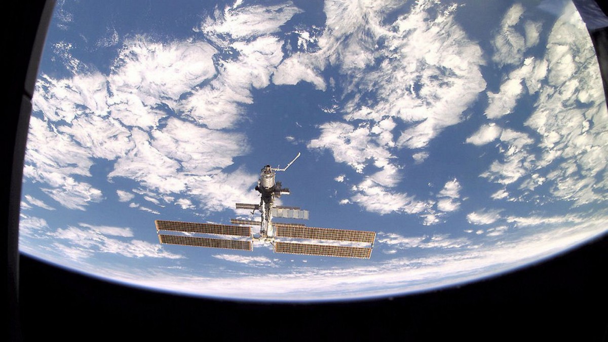 太空宇航员图片壁纸-风景壁纸-高清风景图片-第5图-娟娟壁纸