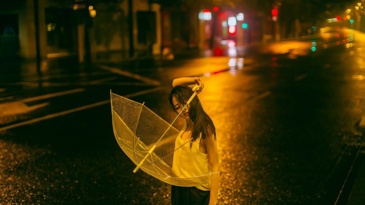 下雨悲伤的图片女生图片