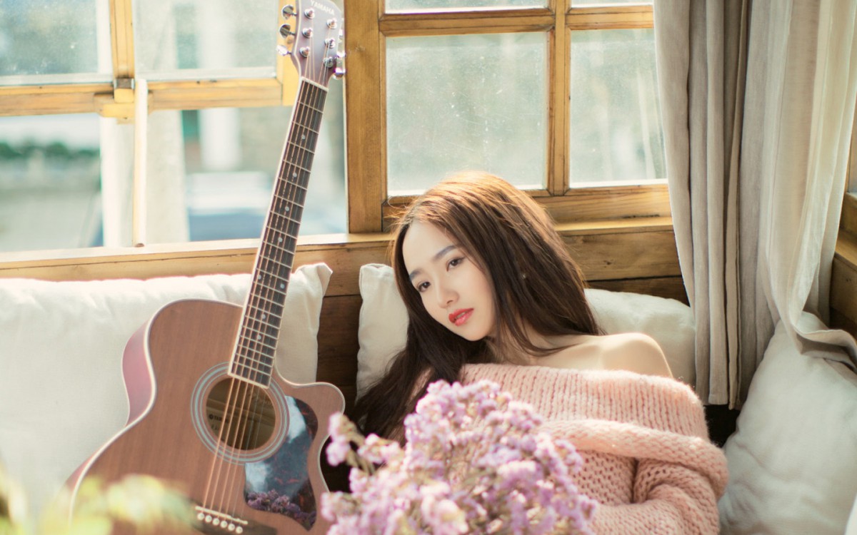 吉他文雅气质美女图片-美女壁纸-高清美女图片-第4图-娟娟壁纸