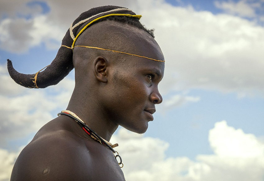 原始部落惊悚羊角发型图片