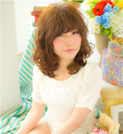 碎花造型的梨花烫:碎花造型的梨花头将刘海烫出微卷波感,以及自然流露