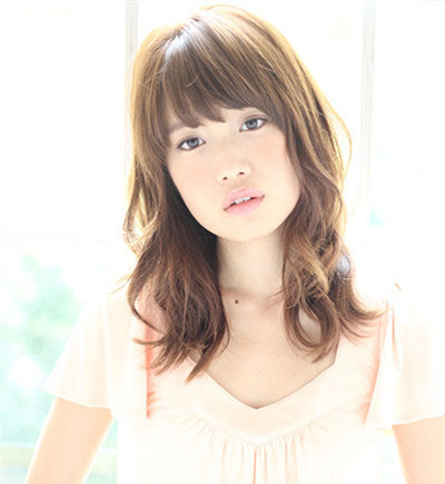 碎花造型的梨花头将刘海烫出微卷波感,以及自然流露的中分发型,让日系