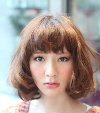 减龄显嫩的齐刘海卷发发型图片