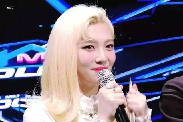 女生逗号刘海怎么吹简单