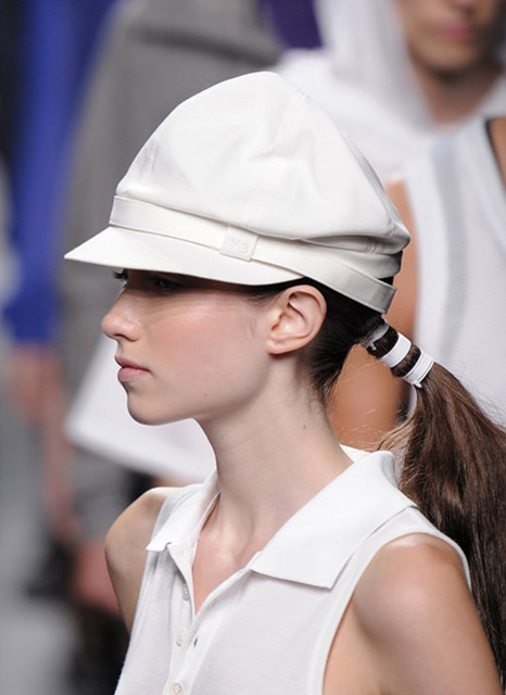 欧美潮女示范各种帽子与发型完美搭配