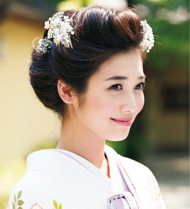 日本女人和服发型图片十:将一侧头发编成麻花辫后向另外一边放,用山茶