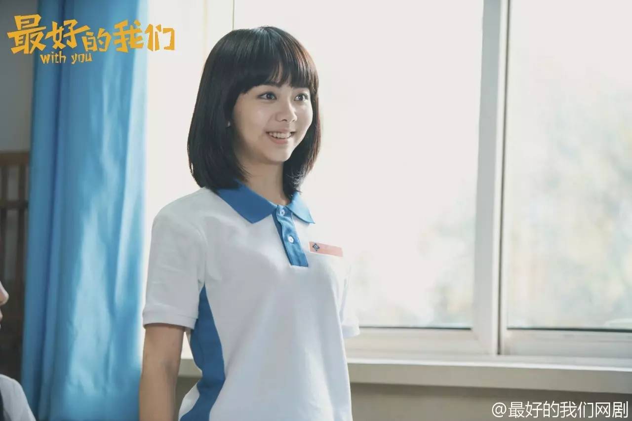 郑爽剪短发变身稚嫩高中生