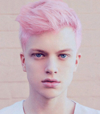 这种粉色系的染发发型应该没有男生会hold住的,但沙宣造型却能将这种