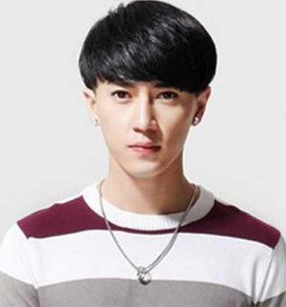 发型图片6:韩式男生蘑菇头 韩式流行风格,前面是碎刘海,两颊短发尾