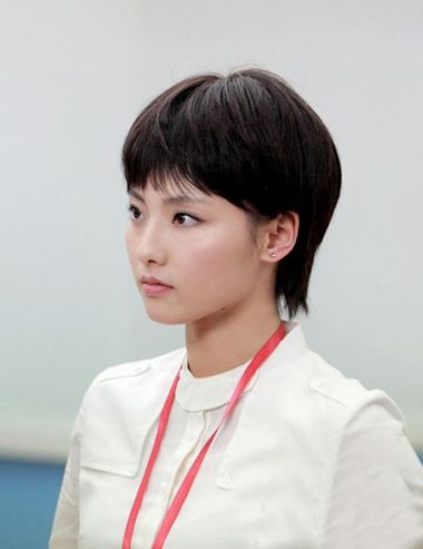 斜刘海蘑菇头发型图片可爱不失女人味