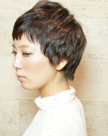 斜刘海蘑菇头发型图片可爱不失女人味