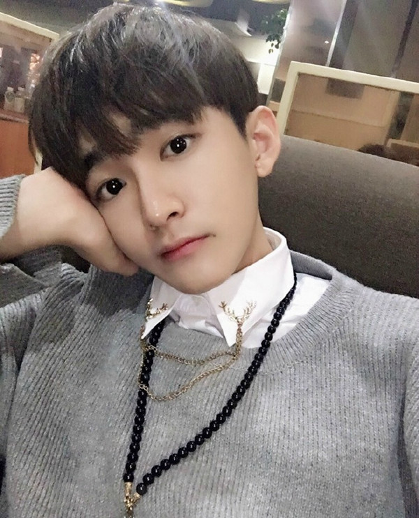 瓜子脸大眼睛小帅哥发型