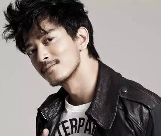 根据脸型修鬓角