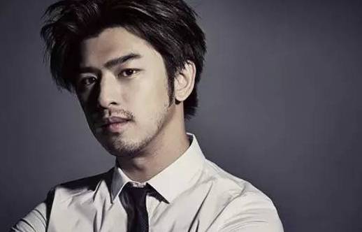 根据脸型修鬓角