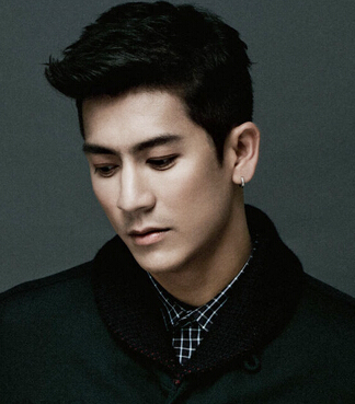 son是泰国当红的演艺明星,曾出演《花环夫人》,《爱在日落之前》等剧