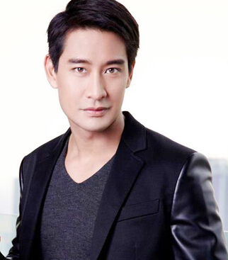 son是泰国当红的演艺明星,曾出演《花环夫人》,《爱在日落之前》等剧