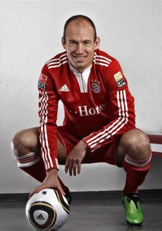 2008年,这时候的罗本已经留不起年轻时候那种浓密的卷发了,只能依旧小