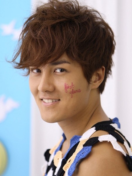 头顶头发保持蓬松感,配合棕色系的染发,这样的花轮头别致简单