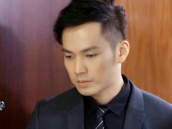 打台球的何以琛,白衬衫黑色西裤,简洁的领结,俊朗的