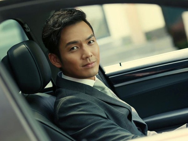 打台球的何以琛,白衬衫黑色西裤,简洁的领结,俊朗的