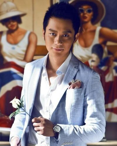 李晨发型九:精简的短碎发,将前额刘海头发竖直向上梳理,随意的打造