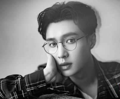 圆框眼镜适合什么发型张艺兴露额中分发型文青范