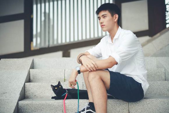 陈飞宇发型叫什么陈飞宇韩式中分发型颜值你打几分