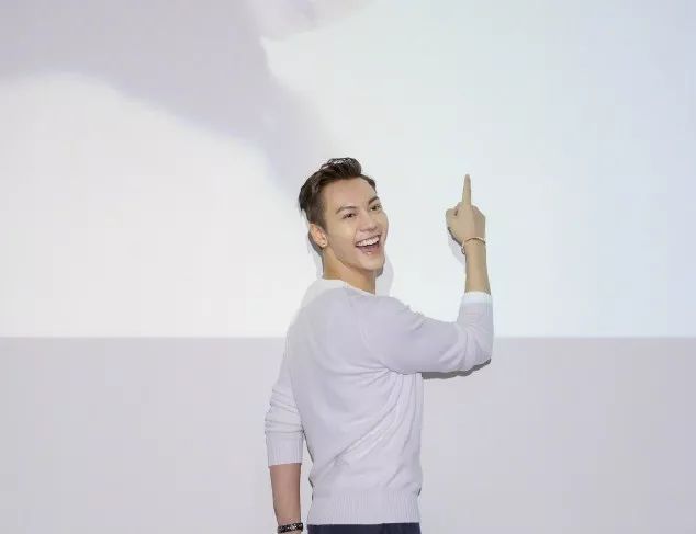 真正的帅哥不需要刘海,当男神掀起刘海,迷妹醉倒一片,露额头的陈伟霆