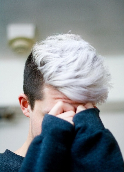 男生烟灰色银灰色亚麻色头发图片