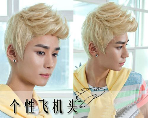 染发颜色:暖黄色 这款飞机头搭配了一个大胆的发色,向上飞起的前额
