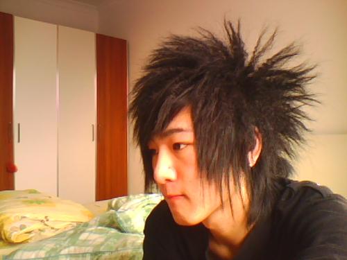 的烟花烫烫发发型,打理出个性帅气的感觉的一款男生可爱的非主流发型