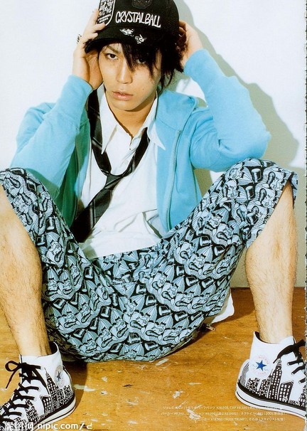 日本潮男龟梨和也中长发发型图片