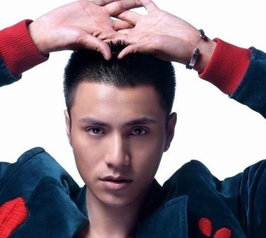 有点莫西干头的圆寸头发型,简简单单的寸头裁剪后,把两鬓剪得更短一些