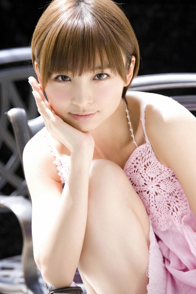 桌面女郎篠田麻里子高清齐刘海短发图片