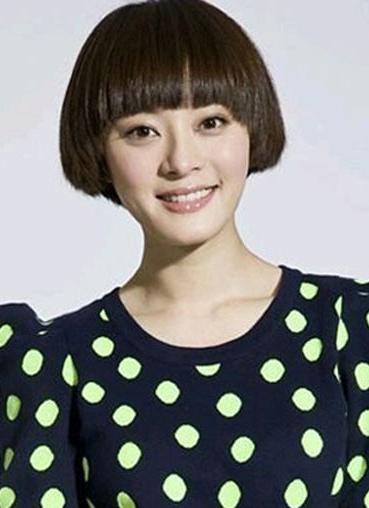 这款发型则演绎出了复古女人味,除了波波头必备的齐刘海,两侧恰倒好处