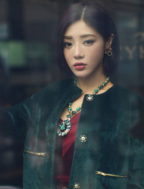 邓家佳最新不对称短发发型图片