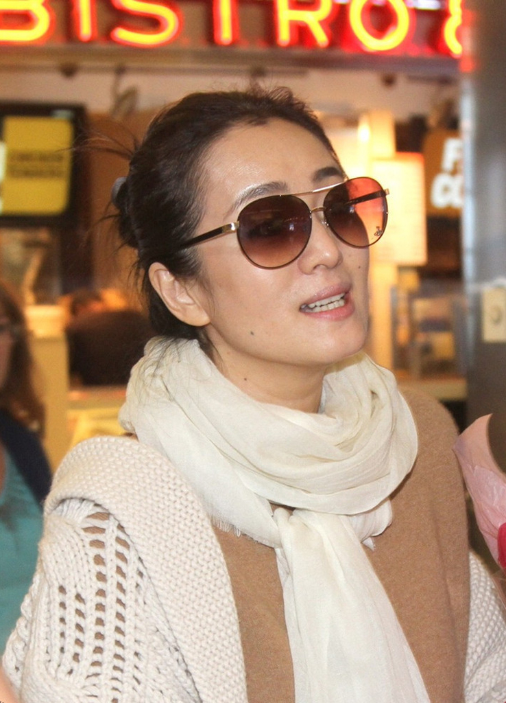 巩俐素颜近照随意丸子头造型时尚大气