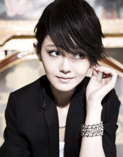 一头清爽干练的短发搭配一个稍微蓬起的斜刘海,用定型产品在刘海部分