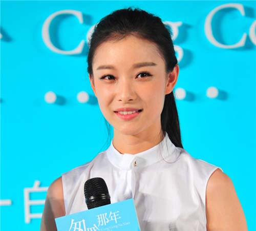 倪妮齐刘海短发化身学生妹