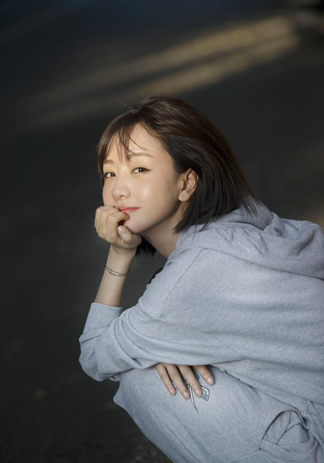 杨蓉齐颈短发大片嫩出水