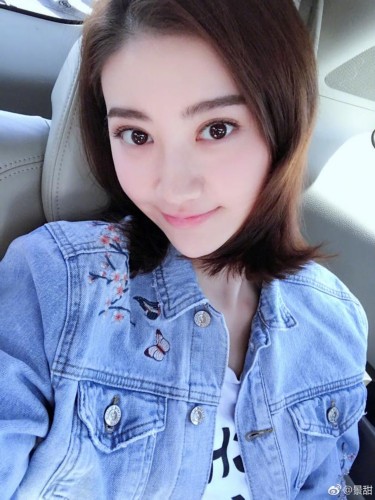 景甜晒新发型中分挽耳优雅丸子头俏皮