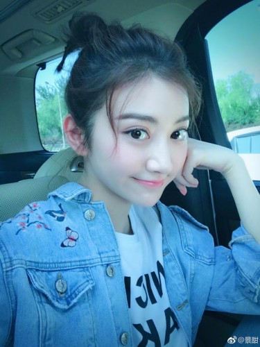 景甜晒新发型中分挽耳优雅丸子头俏皮
