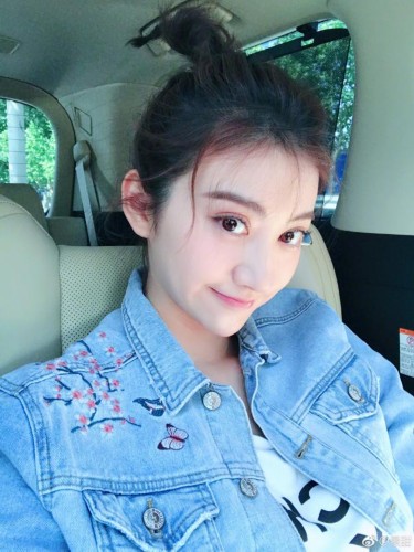 景甜晒新发型中分挽耳优雅丸子头俏皮