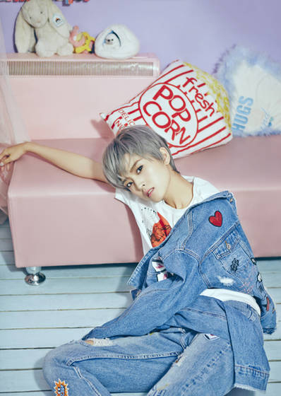 李若嘉帅气写真奶奶灰短发无气十足